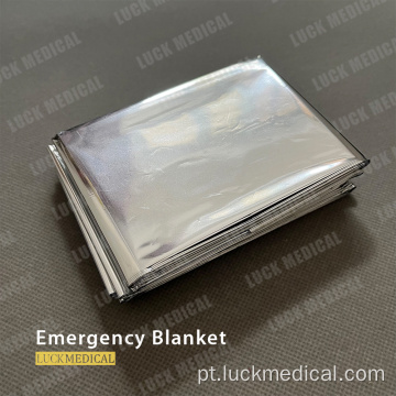 Uso de primeiros socorros com papel alumínio de emergência